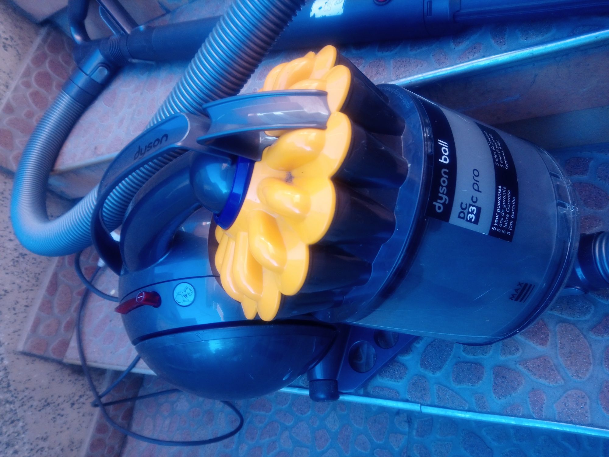 Прахосмукачка Dyson BALL  DC33 PRO