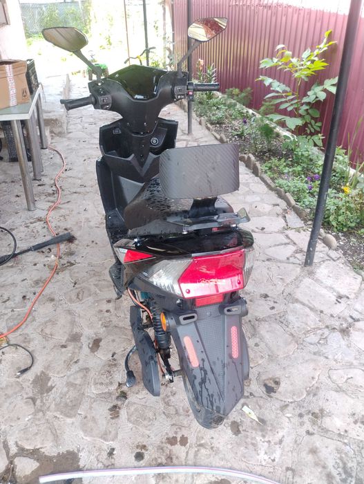 Dau la schimb scuter electric cu unul pe  benzină