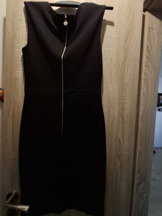 Дамска черна рокля до коляно