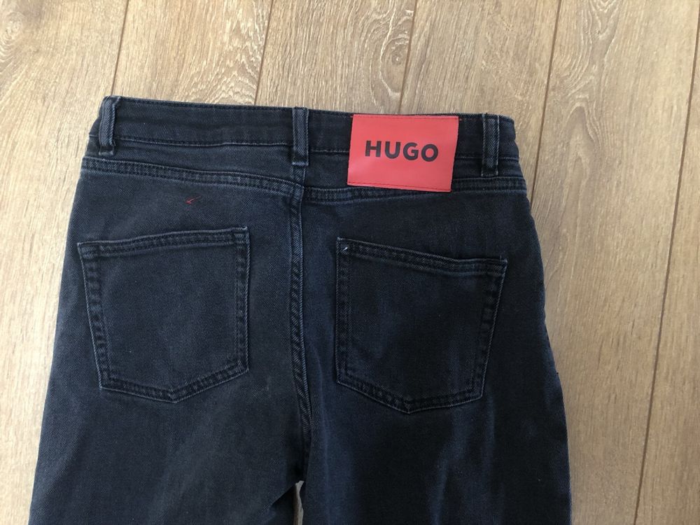 Дънки на Hugo Boss.