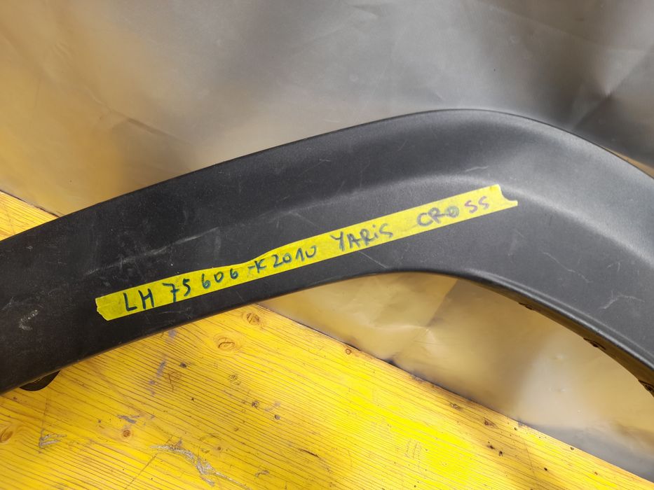 Лайсна калник  тойота ярис крос 2022г Toyota jaris Cross