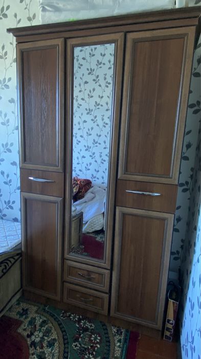 Спалный и шкаф  пайдаланылган. Келысемыз. Спалныйдын астында киым коят