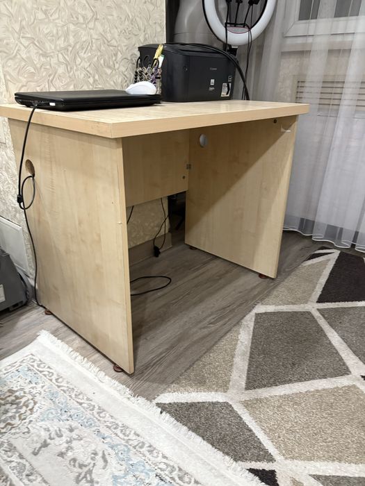 Продам стол бежевого цвета