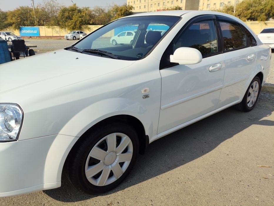 White lacetti 2012