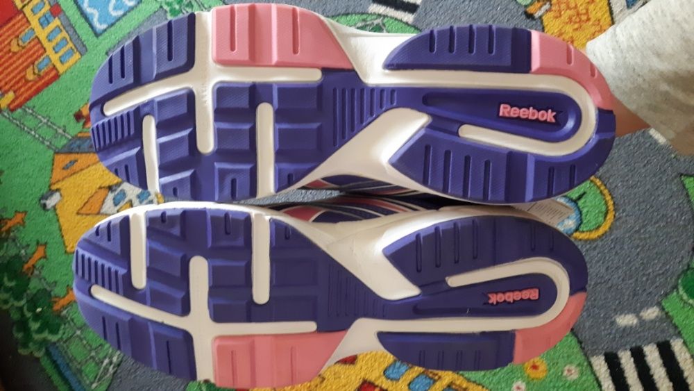 Adidași marca Reebok, 39
