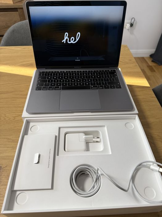 Vând MacBook Air 13 inch , 256GB 8gb