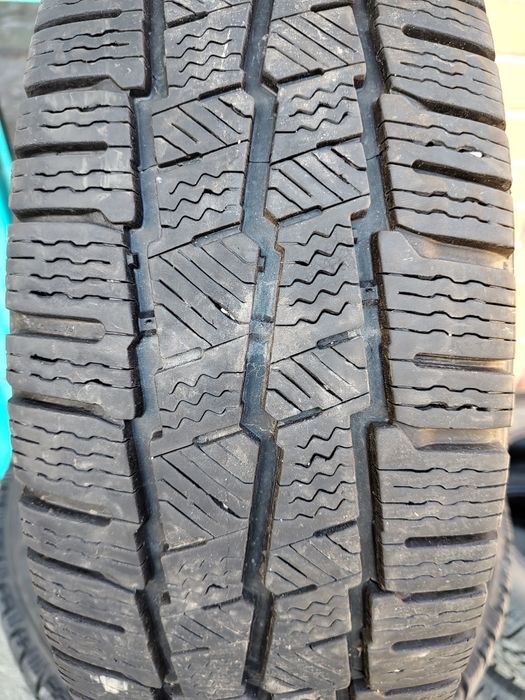 Продавам 2 зимни гуми 205/65/16 С бус Michelin