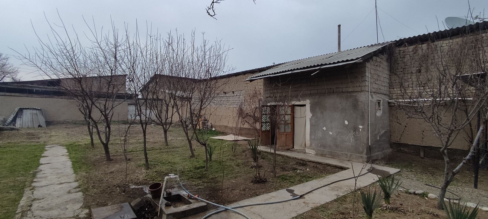 Ҳовли эр сотилади