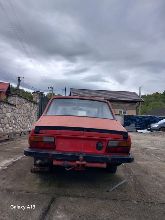 masina dacia rosie