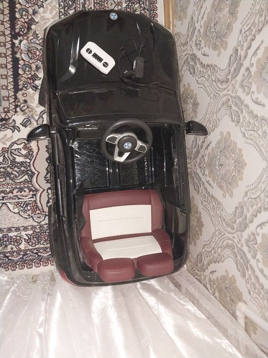 Pulitli moshina kichkina bolalarga mojalangan