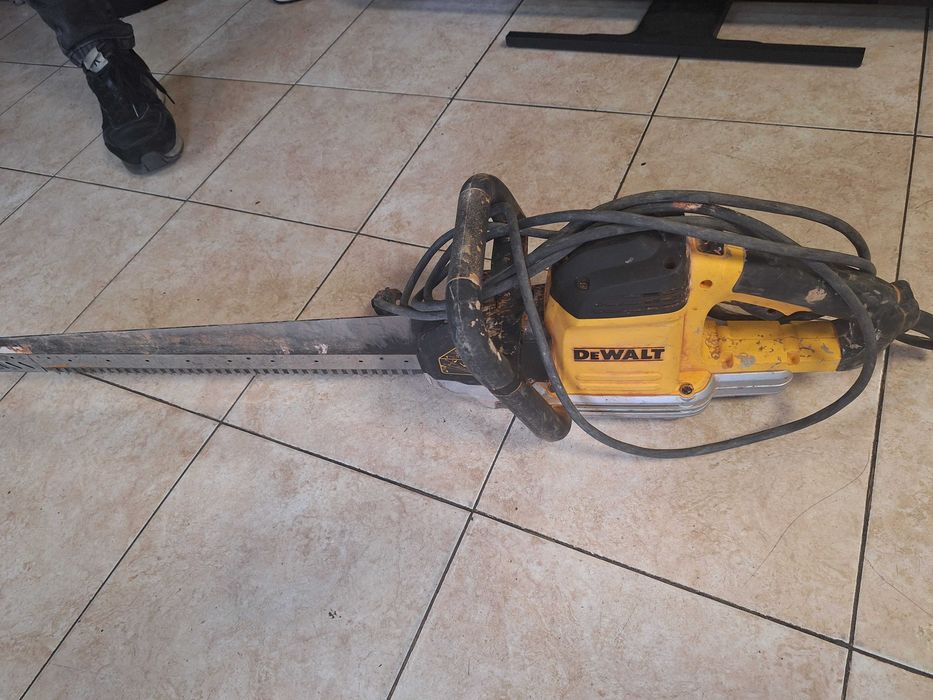 Електрически трион DeWalt DWE398