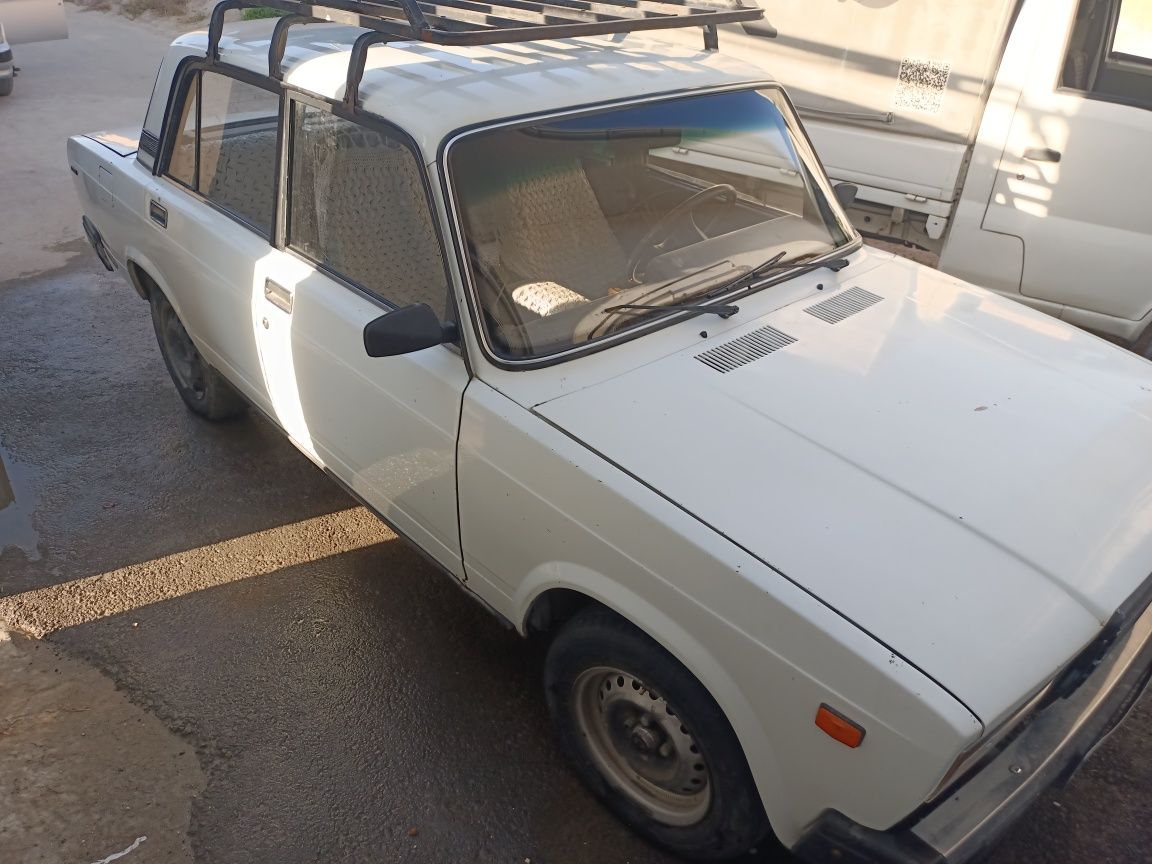 Vaz 2105 sotiladi.