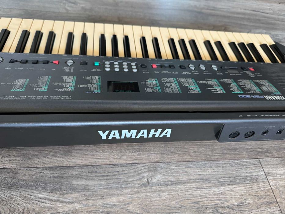 Синтезатор,пиано YAMAHA PSR-300