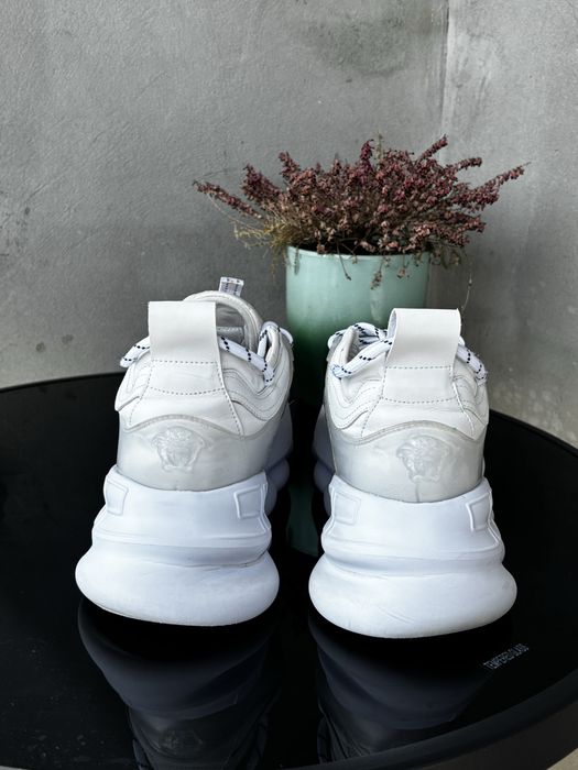 Chain reaction white