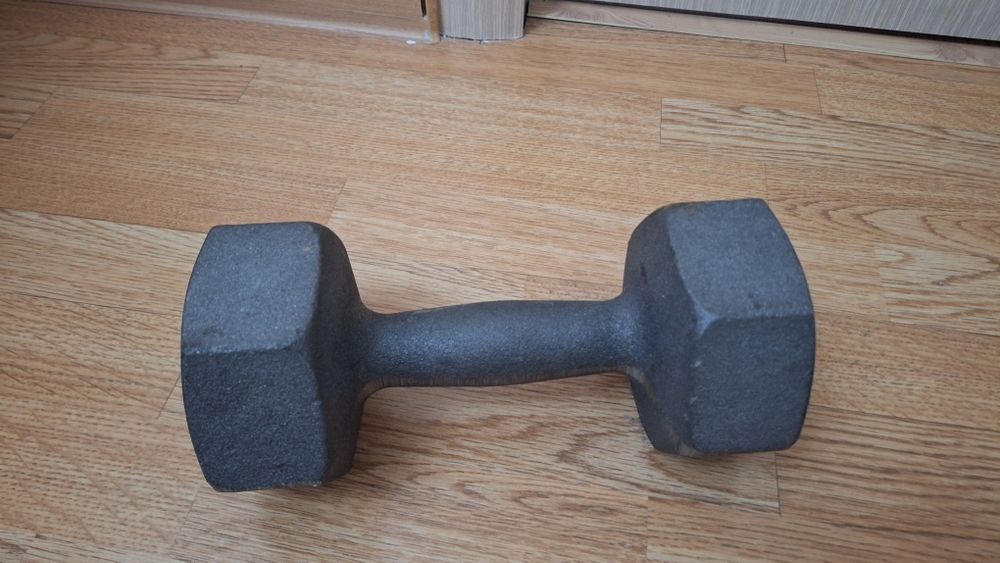 Гантель шестигранная чугунная