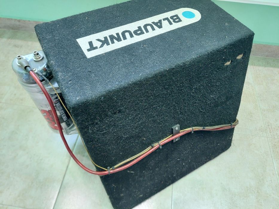 Бас каса Blaupunkt с усилвател и кондензатор