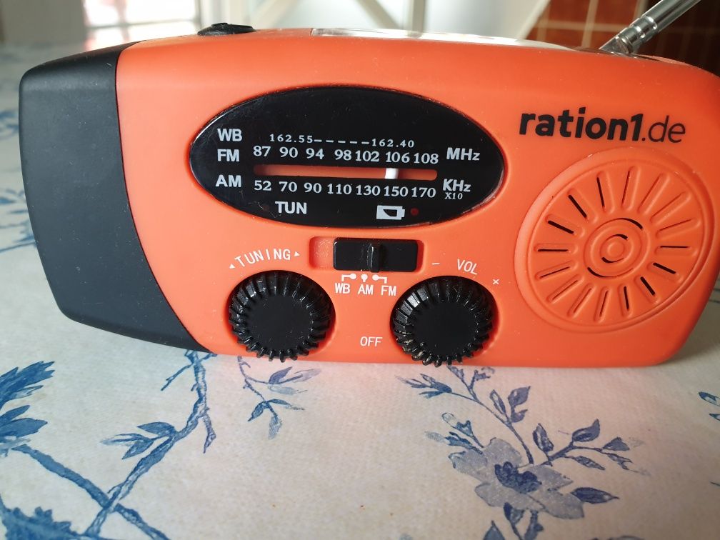 Radio portabil cu încărcare solară și la curent