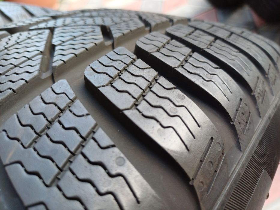 Vând 2 anvelope de iarna 225 55 r17 PIRELLI din 2023 rulate max 500 km