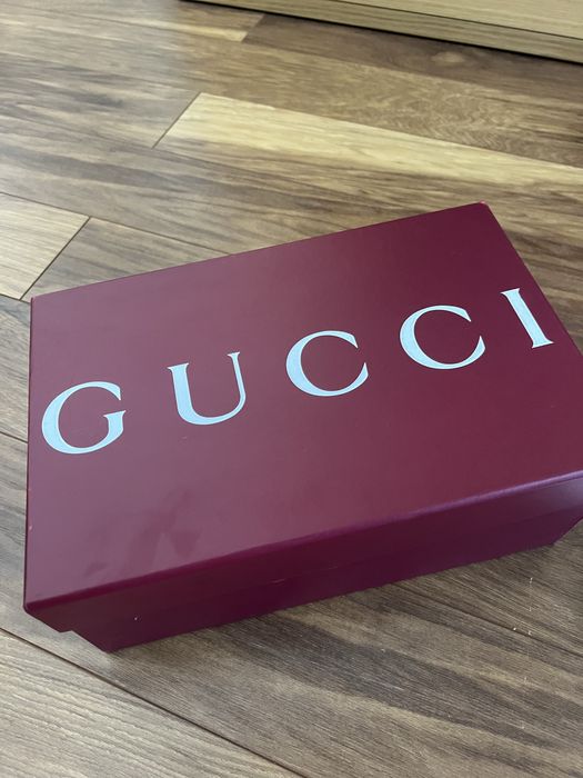 Сандали Gucci.