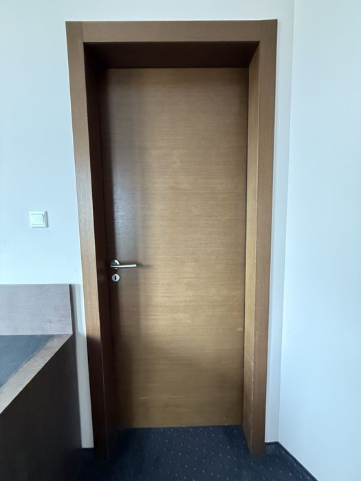 Интериорна дървена врата от естествен фурнир