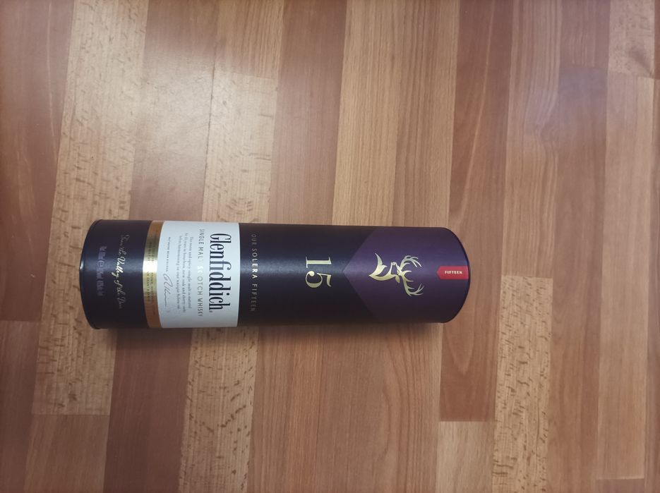 Кутия от руска водка и кутии от уиски