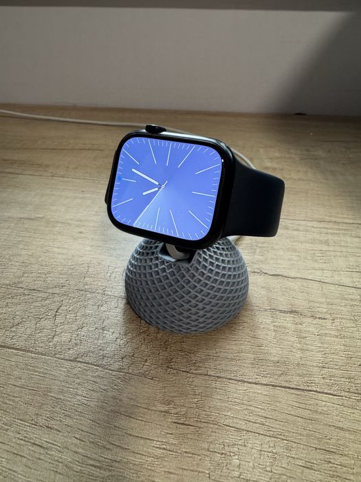 Премиум стойка за Apple Watch – стабилна и еко изработка