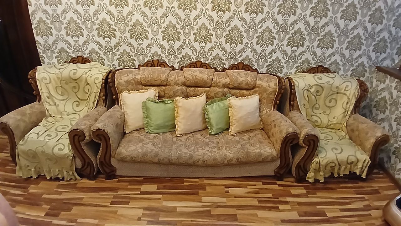 Диван красивый удобный.