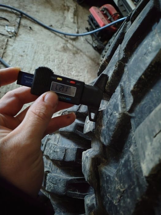 2 caucicuri Maxxis mudzila 37 13.5 15