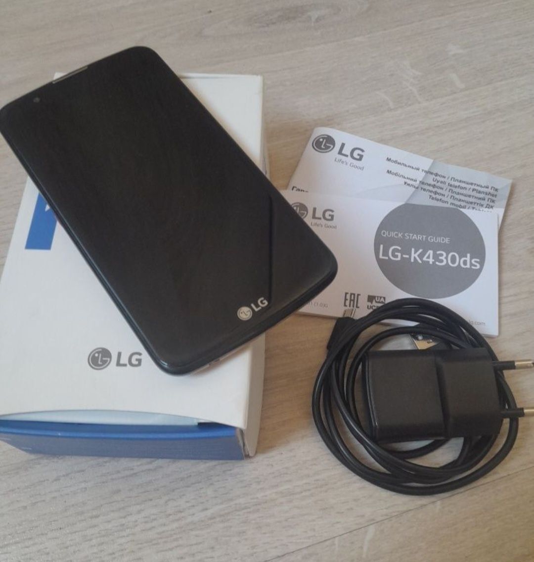 Телефон LG K10, LTE, черного цвета, с золотистой крышкой корпуса.
