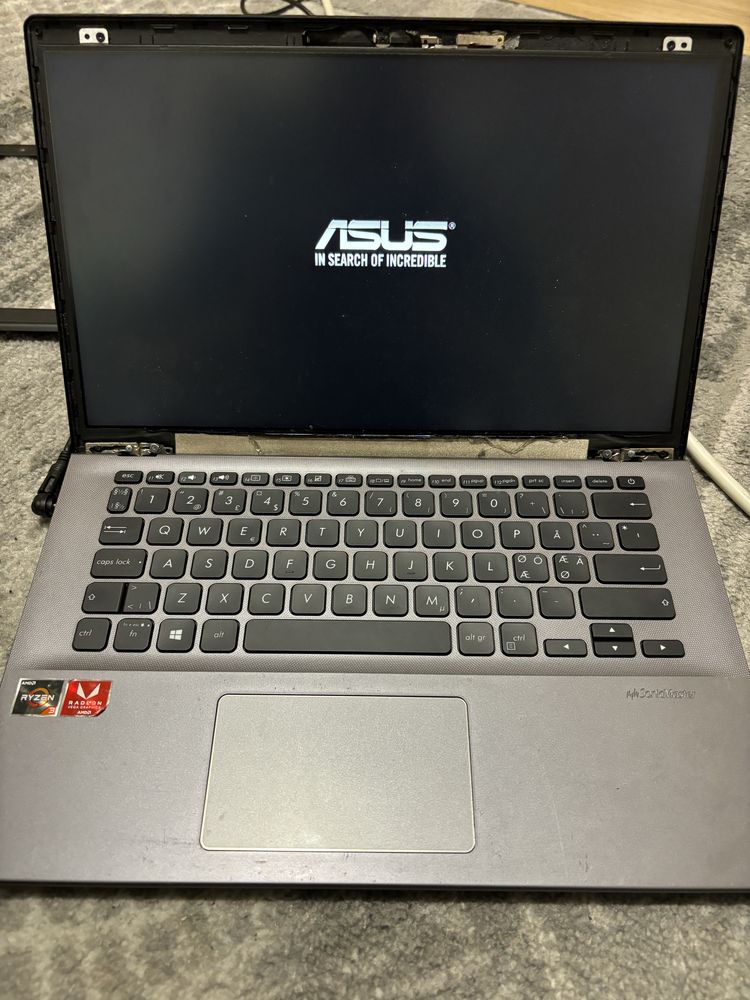 Asus Vivobook 14 Ryzen 3200U cu defect parte dislay modificata