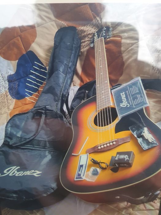 Vând chitara Ibanez aproape noua,cu accesorii