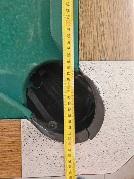 Билярдна маса и лампа