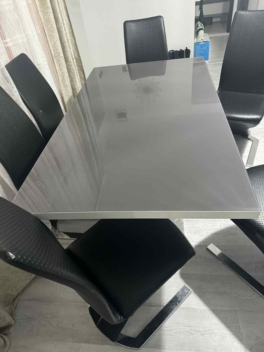 Masa de sticla de 6 persoane cu 6 scaune