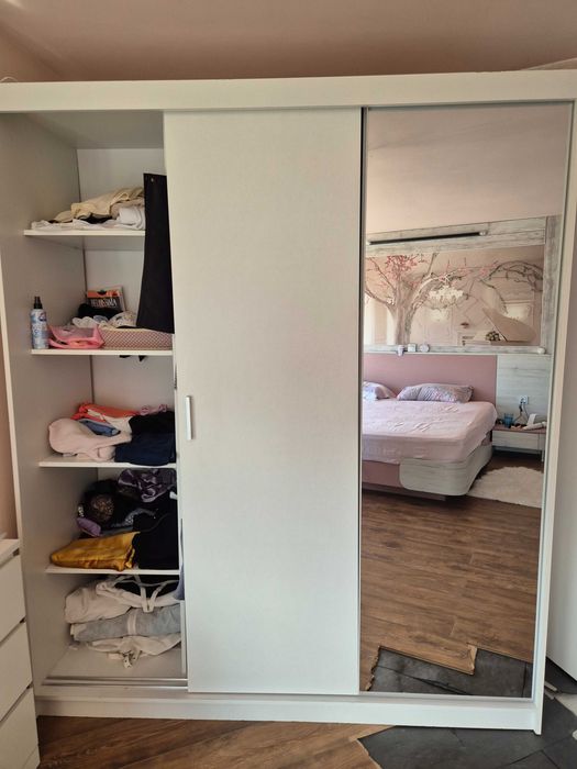 Модерен гардероб с LED осветление и огледална врата, стилен акцент