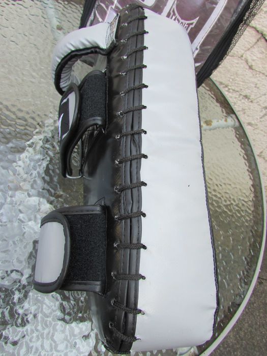 Лапа щит Tapout Thai Strike