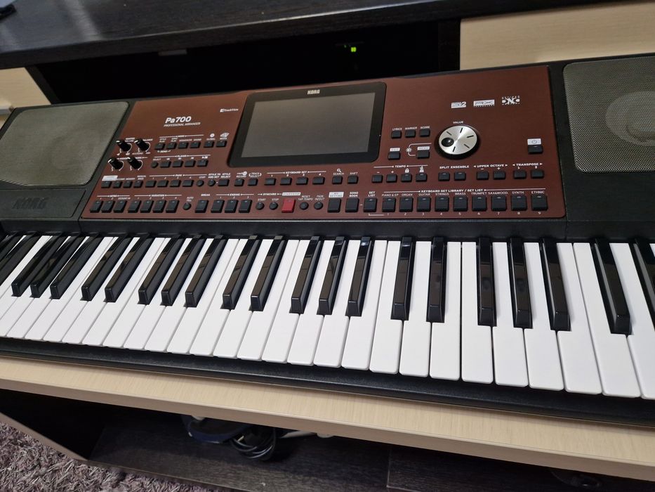 Vând Korg PA 700