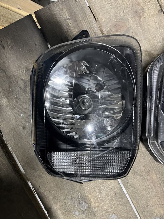 3 броя десен и 1 брой ляв фар Suzuki Jimny