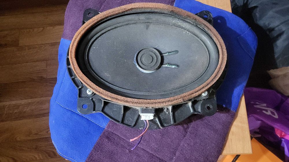 Продаю  передние колонки от камри