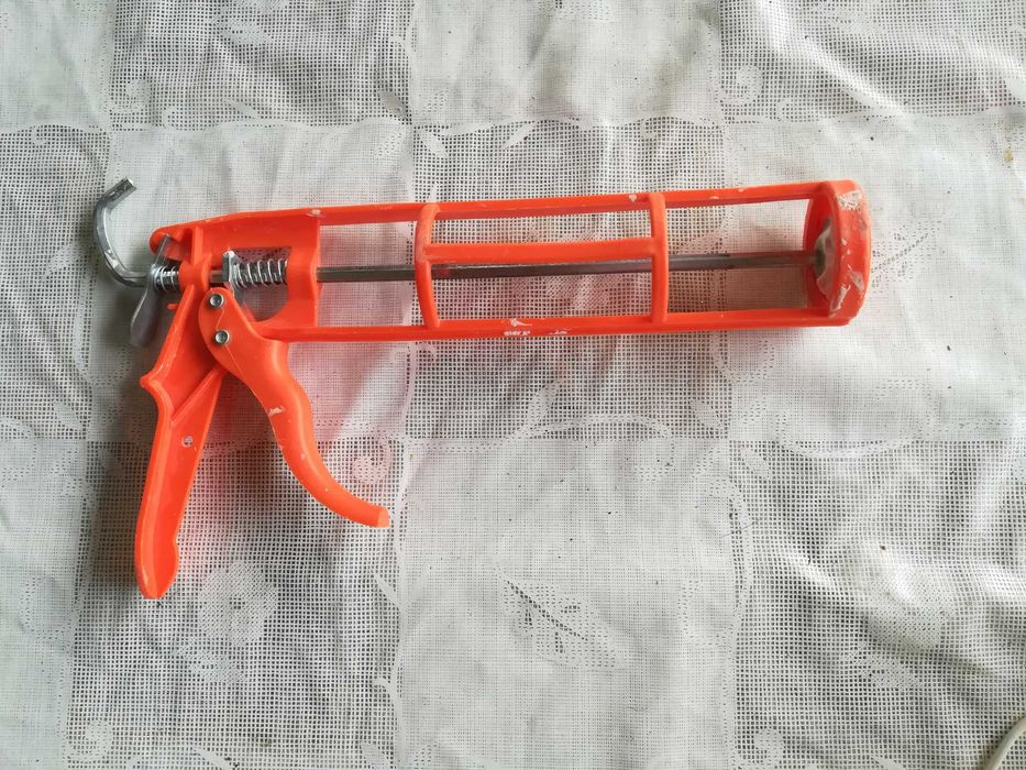 Пистолет для герметики пластиковый
