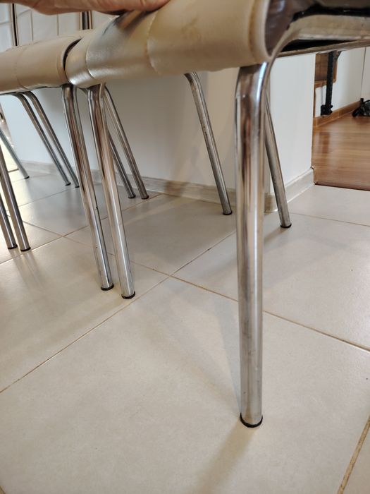 Vând 4 scaune folosite dar functionale