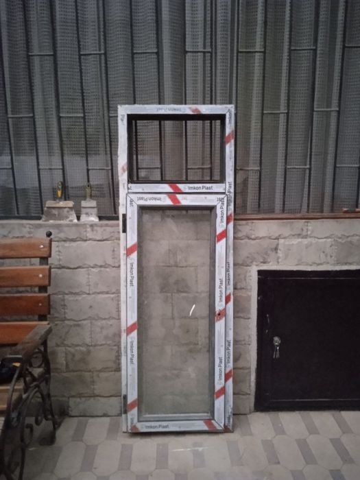 Срочно продам рамы и дверь