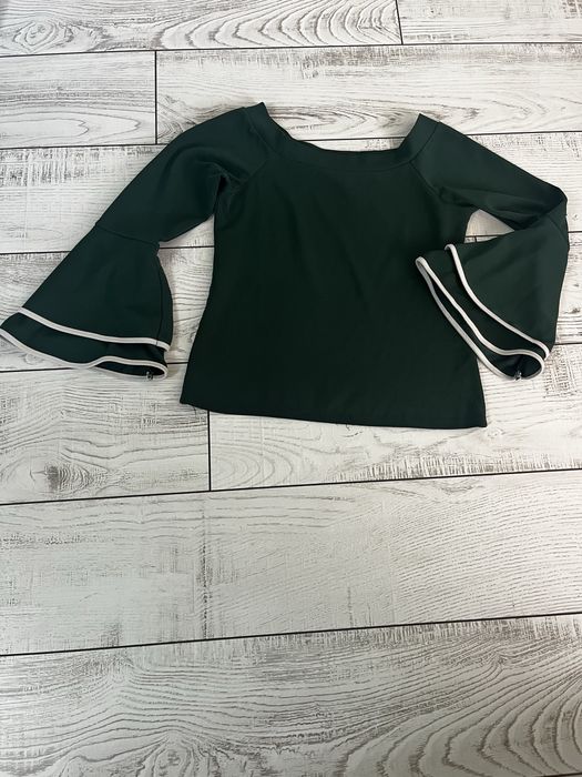 Елегантна зелена блуза с широк ръкав