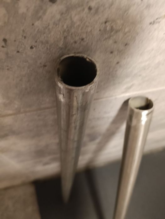 2 țevi din inox la 80 cm lungime. Ambele la 30 lei.