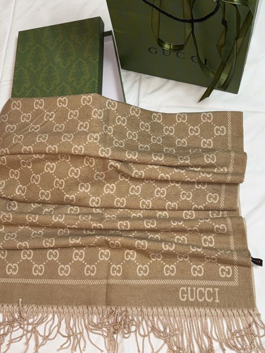 Esarfa Gucci cu doua fete