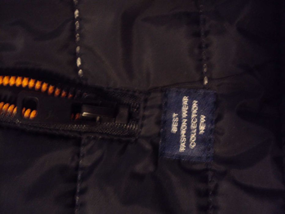 Грейка със сваляща се качулка черна с оранжева подплата