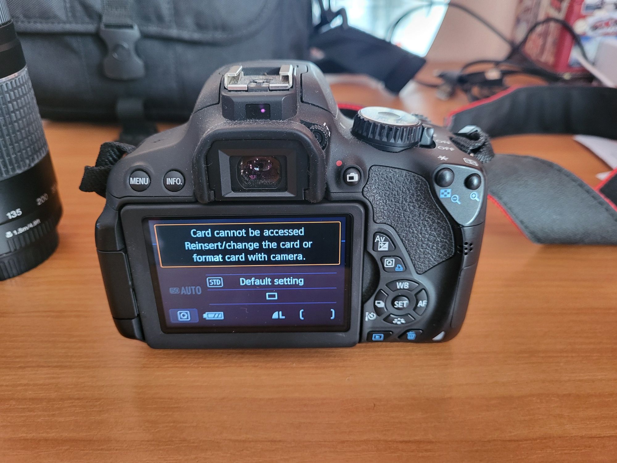 Продавам комплект фотоапарат Canon EOS 650D