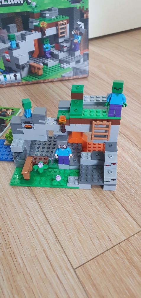 Lego Minecraft Pestera cu zombi