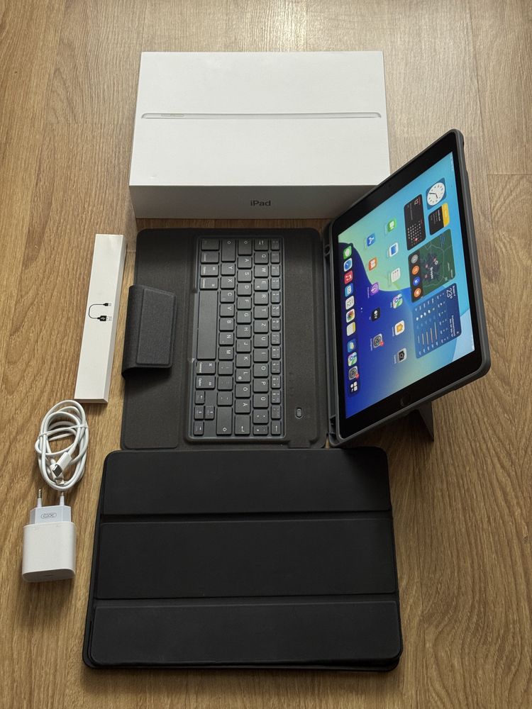 Tableta iPad gen 9 2021 stare foarte buna cu accesoriile din poze
