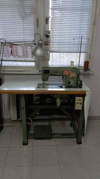 Професионална шевна машина и оверлог