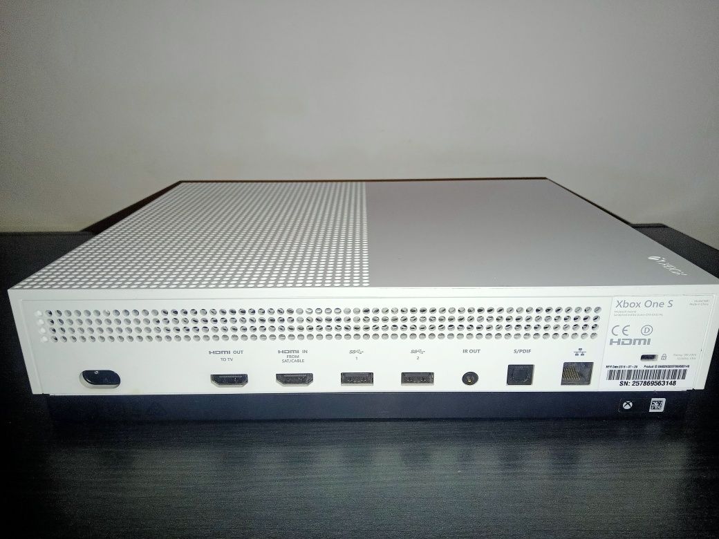 Vând Xbox One S 1T Stocare